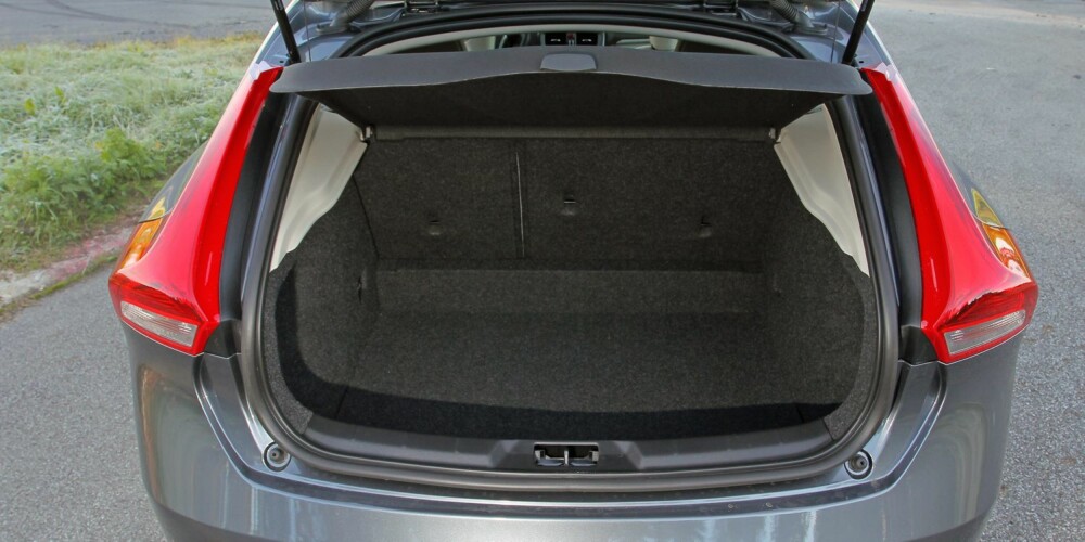 MINDRE: Bagasjeplassen i Volvo V40 er på 335 liter ¿ 1032 liter med seteryggen nedfelt. MINDRE: Bagasjeplassen i Volvo V40 er på 335 liter ¿ 1032 liter med seteryggen nedfelt.