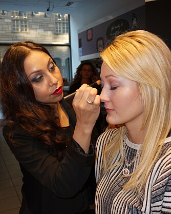 GLITTER OG STAS: Makeupartist Anja Rehnberg demonstrerer hvordan man kan bruke glitter og skimmer. GLITTER OG STAS: Makeupartist Anja Rehnberg demonstrerer hvordan man kan bruke glitter og skimmer.