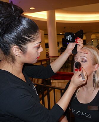 FESTLOOK: Makeupartist Meena Singh har lagt en gull- og mørklillaskimrende øyesminke, og knallrøde lepper på modellen.