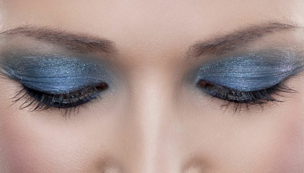 GLITTER: Skimrende øyne, gjerne i kalde toner, er den aller sterkeste festtrenden i år, mener makeupartistene vi har snakket med. GLITTER: Skimrende øyne, gjerne i kalde toner, er den aller sterkeste festtrenden i år, mener makeupartistene vi har snakket med.