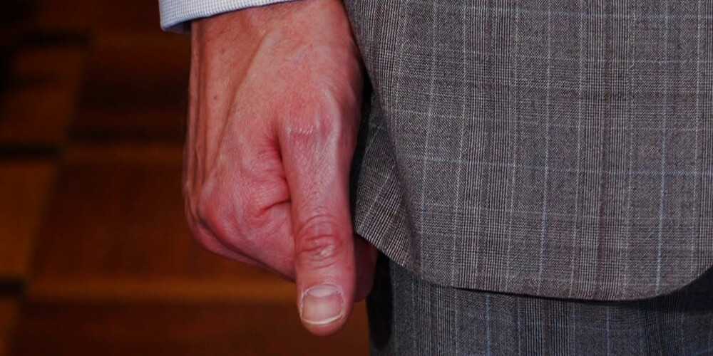 JAKKELENGDE: Du skal kunne krumme fingrene rundt jakken uten å krølle den.