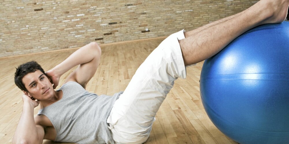 KJERNETRENING: Bruk gjerne en ball når du trener magemusklene, og gjør varierte øvelser.