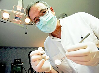 SYRESKADER: Hele 40 prosent av befolkningen over 20 år har syreskader på tennene. Daglig skyll med fluor anbefales av tannleger.