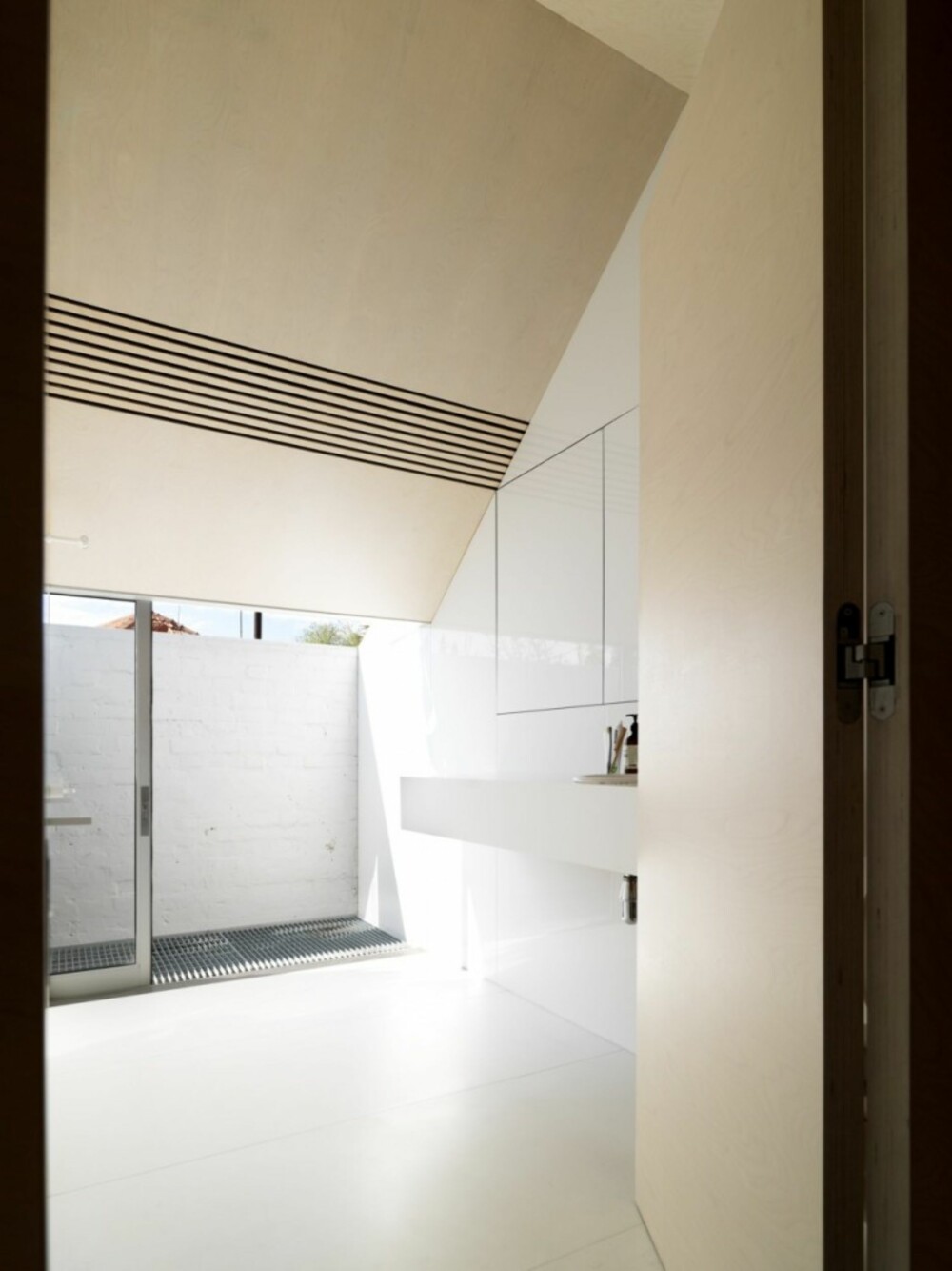 STRAM DESIGN: Badet er holdt svært enkelt i dekor, og virker større enn det er. STRAM DESIGN: Badet er holdt svært enkelt i dekor, og virker større enn det er.