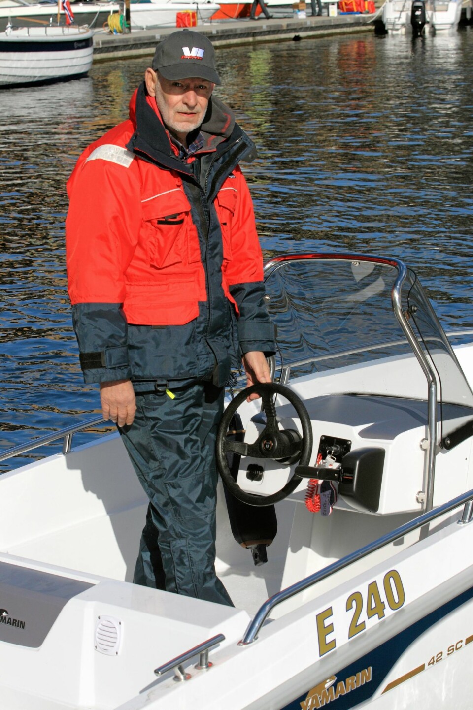 STYREPOSIJON: Styreposisjon på akterbenk har generelt sett sine svakheter med tanke på avstand til ratt og gass, men her fungerer det bra for de fleste. FOTO: Egil Nordlien, HM Foto