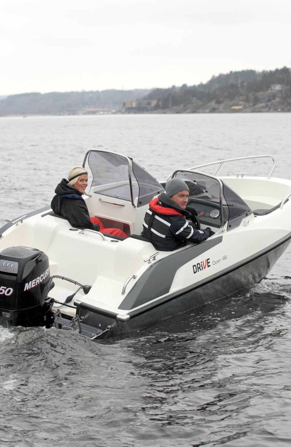 MODERNE: Vindskjermene er moderne utformet og totalt sett fremstår båten som tøff å se på. FOTO: Egil Nordlien, HM Foto