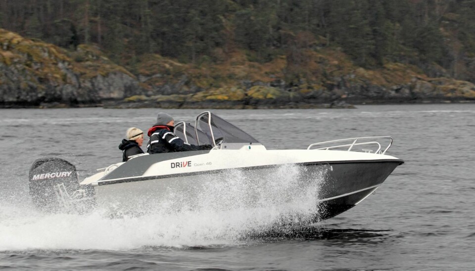 GOD: Drive 46 kjører bra og suser over større hekksjøer med overraskende komfortable landinger. FOTO: Egil Nordlien, HM Foto