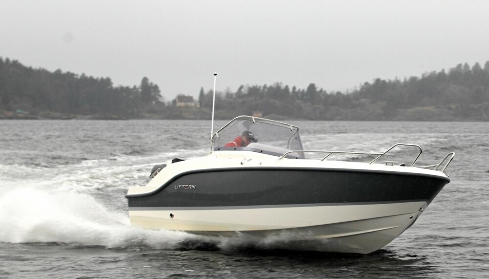 TRYGG: Uttern S49 byr på forholdsvis høyt fribord med tilsvarende god plass inne i båten. FOTO: Egil Nordlien, HM Foto