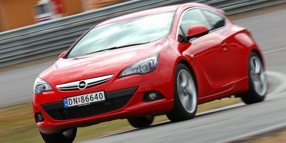 CRUISEREN: På langtur er Opel Astra GTC et fint sted å være. Foto: Petter Handeland