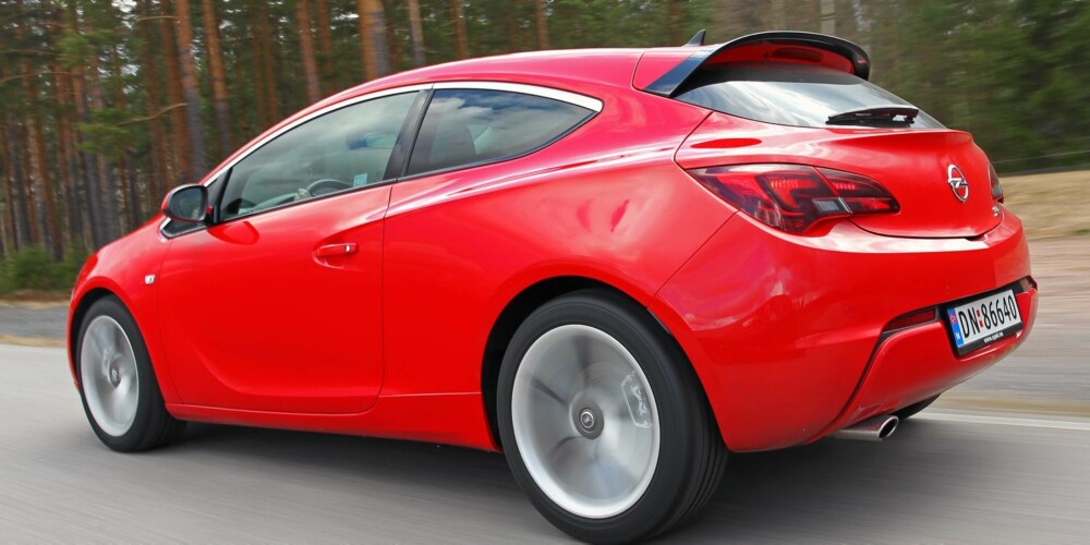 STIL: Opel Astra GTC har stilen, men er litt for slapp og tung. Foto: Petter Handeland