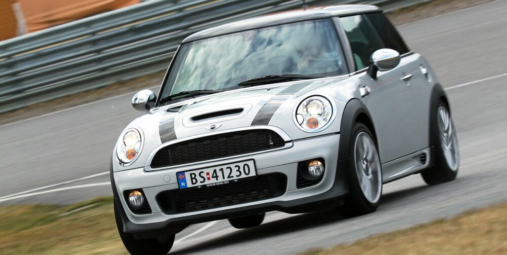 MORORMASKIN: Mini Cooper S er ikke en bil man søndagskjører. Foto: Petter Handeland