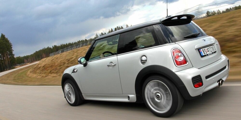 En ting er klinkende klart: Mest mulig moro hele tida får du i Mini Cooper S. Men da må du tilgi den for det den har lite av, som komfort og plass. Foto: Petter Handeland En ting er klinkende klart: Mest mulig moro hele tida får du i Mini Cooper S. Men da må du tilgi den for det den har lite av, som komfort og plass. Foto: Petter Handeland