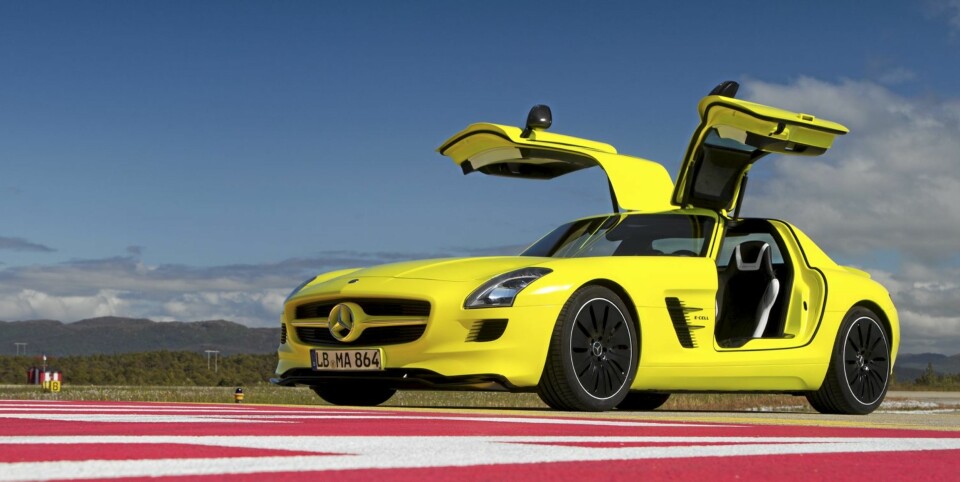 LAVTFLYVENDE: På flystripa i Kristiansund fikk SLS AMG E-Cell virkelig kjørt seg. Og den virker!