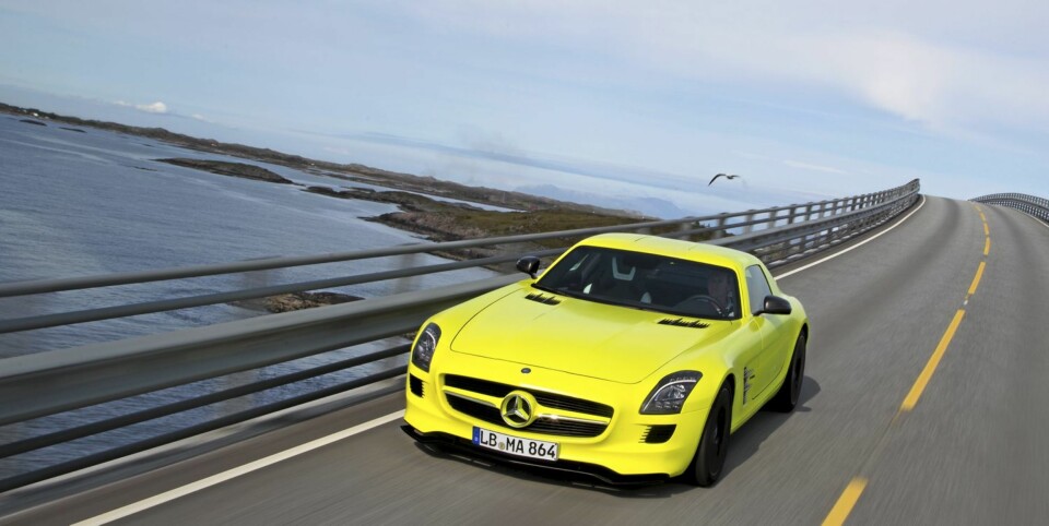 HERLIG: På landeveien er den überheftige elbilen virkelig en nytelse. Draget er vanvittig...