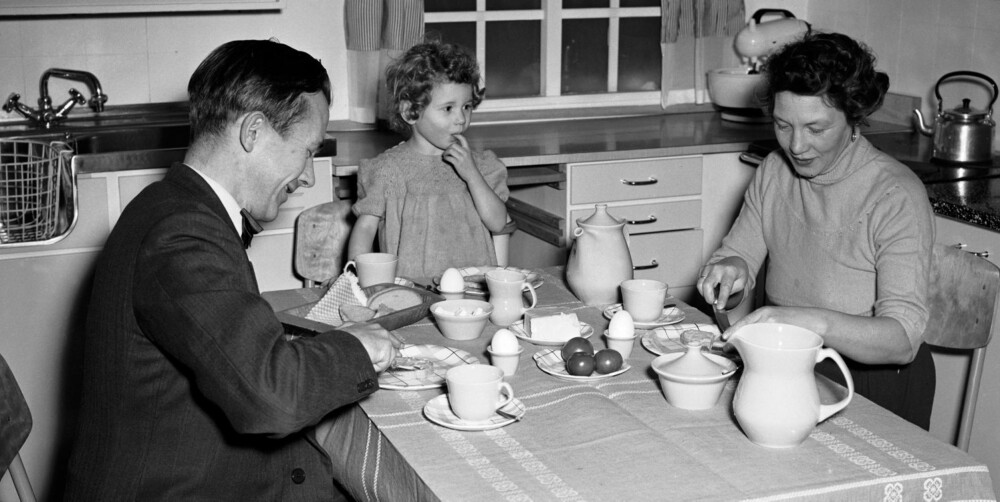 FAMILIEKOS ANNO 1956: Gamle dagers mennesker ble ikke bukfete i samme grad som i dag blant annet fordi de spiste mer fisk og annen sjømat enn vi gjør.