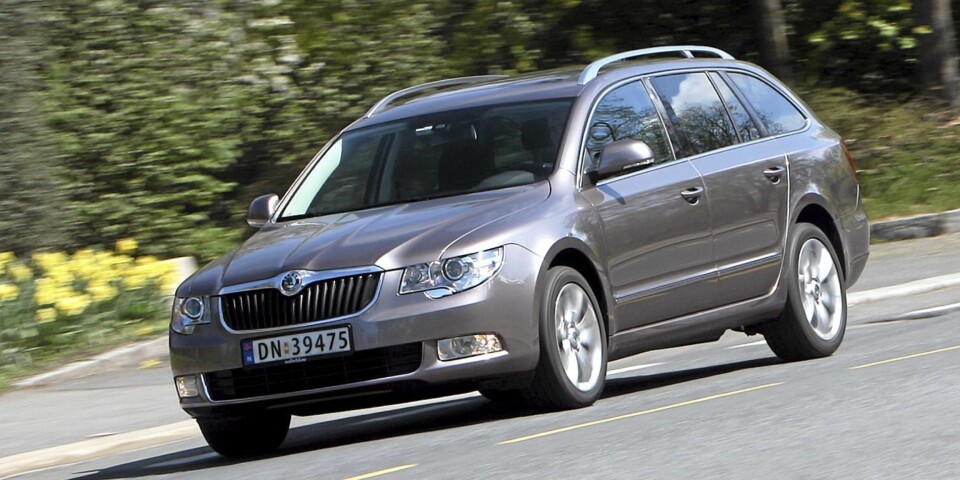 VELKJØRENDE: Skoda Superb kjører godt, og kombinerer flott komfort med evne til å takle svinger.