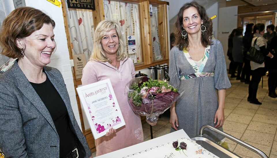 Markedssjef i Libero Hedda Frivold, Årets jordmor Jane Nedberg og redaktør i BAM, Ragnhild Aarnes under tildelingen i Modum kulturhus. Foto: Joakim Fjeldli
