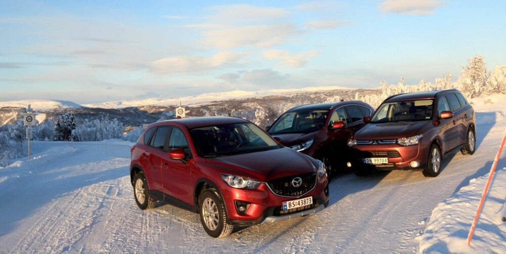 3 I TEST: Mazda CX-5, Honda CR-V og MItsubishi Outlander i sitt rette element. 3 I TEST: Mazda CX-5, Honda CR-V og MItsubishi Outlander i sitt rette element.