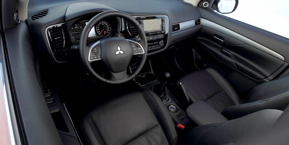 PLUSS FOR MITSUBISHI: Lettkjørt, oversiktelig, praktisk interiør, sterk motor, mye utstyr i toppversjonen og firehjulsdrift som kan låses. PLUSS FOR MITSUBISHI: Lettkjørt, oversiktelig, praktisk interiør, sterk motor, mye utstyr i toppversjonen og firehjulsdrift som kan låses.