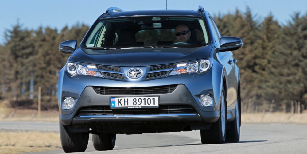 LANGT BEDRE: Den nye RAV4 har betydelig bedre kjøreegenskaper, og er sikkerhet selv i kjøreøvelsene våre. Men det er mer støy i den enn hos konkurrentene. FOTO: Petter Handeland LANGT BEDRE: Den nye RAV4 har betydelig bedre kjøreegenskaper, og er sikkerhet selv i kjøreøvelsene våre. Men det er mer støy i den enn hos konkurrentene. FOTO: Petter Handeland