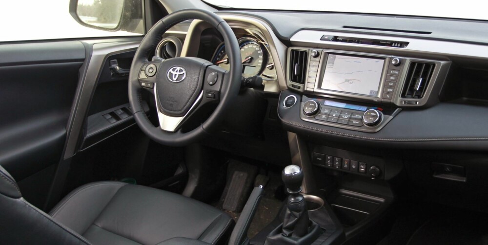 MYE PLASS: Toyota kan plassutnyttelsens kunst. I baksetet er beinplassen nesten overdådig, og bagasjerommet har like mye plass som mange familiestasjonsvogner. Vi synes ikke dashbordet er perfekt. Det har en langsgående kant som delvis skjuler knappene foran girspaken. FOTO: Petter Handeland MYE PLASS: Toyota kan plassutnyttelsens kunst. I baksetet er beinplassen nesten overdådig, og bagasjerommet har like mye plass som mange familiestasjonsvogner. Vi synes ikke dashbordet er perfekt. Det har en langsgående kant som delvis skjuler knappene foran girspaken. FOTO: Petter Handeland