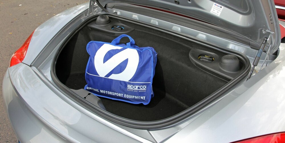 SOM EN POLO: Den lave, midtplasserte motoren gir plass til bagasjerom også bak. Tilsammen har bagasjerommene foran og bak samme volum som i en VW Polo. SOM EN POLO: Den lave, midtplasserte motoren gir plass til bagasjerom også bak. Tilsammen har bagasjerommene foran og bak samme volum som i en VW Polo.