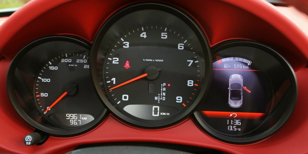 KLASSISK: Instrumentsamlingen er i ekte Porsche-stil med turteller i midten og moderne multifuksjonsdisplay til høyre. KLASSISK: Instrumentsamlingen er i ekte Porsche-stil med turteller i midten og moderne multifuksjonsdisplay til høyre.
