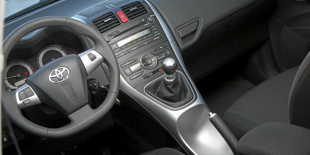 BEDRE: I forbindelse med faceliften i 2010 fikk Toyota Auris en vellykket innvendig oppgradering. FOTO: Egil Nordlien HM Foto