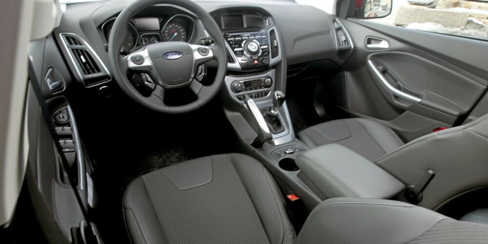 KLAR FORBEDRING: Ford har spandert godt polstret kunsstoff i dashbordet, og setene er kraftige. Slikt gir pluss for kvalitetsfølelse. KLAR FORBEDRING: Ford har spandert godt polstret kunsstoff i dashbordet, og setene er kraftige. Slikt gir pluss for kvalitetsfølelse.