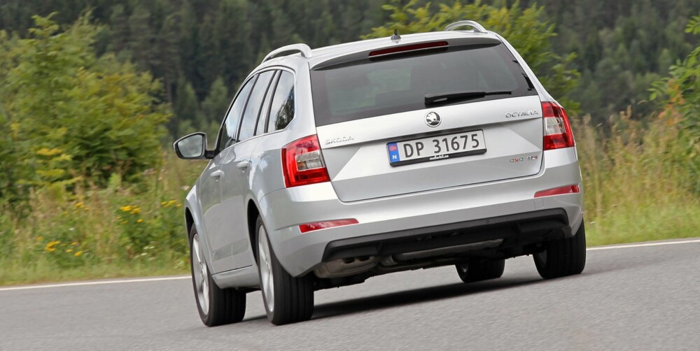 SMAL: Bakfra synes vi Skoda Octavia ser litt høy og smal ut. Men den forener kjøremessig kompaktbilens lettkjørthet med mellomklassens komfort. Satt under press er den stabil og forutsigbar. FOTO: Petter Handeland