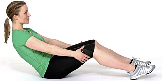 OMVENDT SITUPS: Ha armene hvilende på siden hvis du klarer det. Blir dette for tungt, kan du holde forsiktig på lårene.