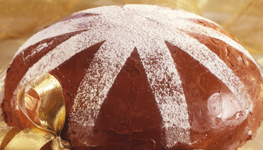MELISSTJERNE: Kuppelkaken er dekket med sjokoladeglasur og melismønster. Stjerneformen lages ved å bruke sjablongteknikk.