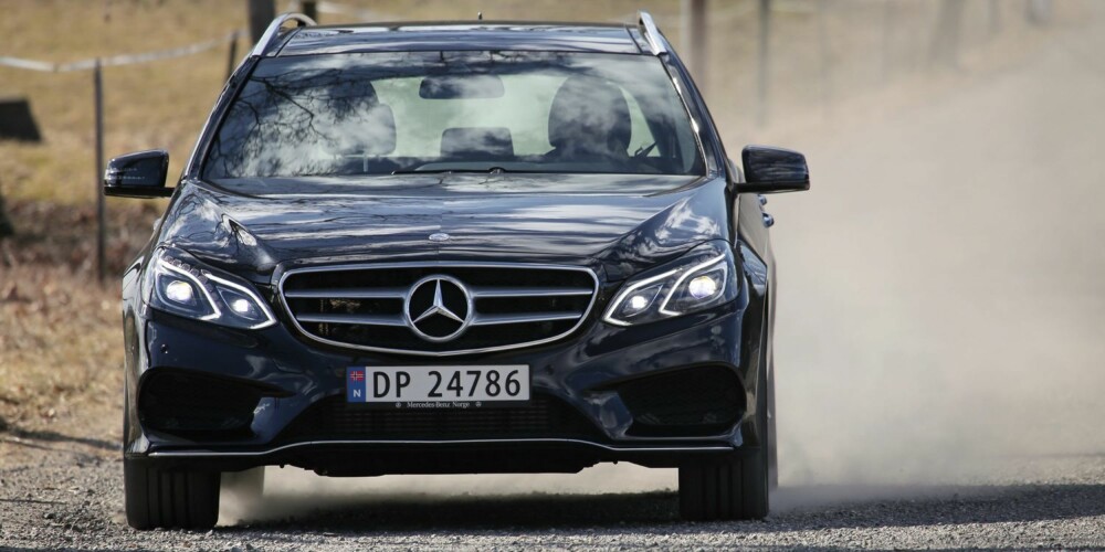 NY FRONT: Mercedes E-klasse har vært gjenstand for en uvant stor midtlivsoppgradering. Fronten er helt ny. Borte er det kantete, nesten militære preget med fire lykter med kvasse kanter. De to store lyktene har fått buede former, og LED er integrert. Den tallerkenstore stjerna i grillen følger med Avantgarde- og AMG-pakkeversjoner. FOTO: Terje Bjørnsen NY FRONT: Mercedes E-klasse har vært gjenstand for en uvant stor midtlivsoppgradering. Fronten er helt ny. Borte er det kantete, nesten militære preget med fire lykter med kvasse kanter. De to store lyktene har fått buede former, og LED er integrert. Den tallerkenstore stjerna i grillen følger med Avantgarde- og AMG-pakkeversjoner. FOTO: Terje Bjørnsen