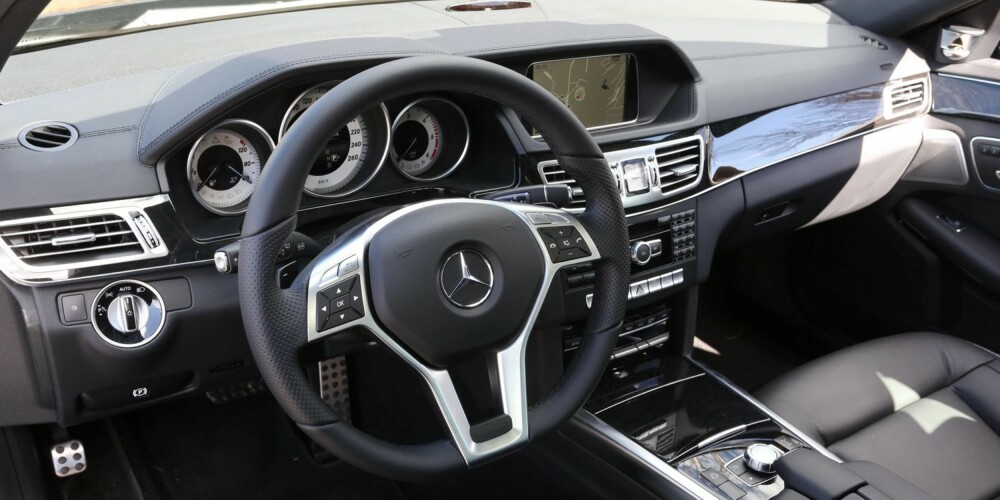 OPPGRADERT: Også innvendig har Mercedes gjort noen grep. Endringene er ikke nødvendigvis enkle å se, men mens vi har brukt ordet ¿traust¿ om E-klasseinteriør tidligere, gjør vi ikke det om testbilen. Så har også testbilen svært mye ekstrautstyr, totalt for godt over 300.000 kroner. Om det ikke hadde påvirket kvalitetsfølelsen, hadde det vært noe alvorlig galt. FOTO: Terje Bjørnsen OPPGRADERT: Også innvendig har Mercedes gjort noen grep. Endringene er ikke nødvendigvis enkle å se, men mens vi har brukt ordet ¿traust¿ om E-klasseinteriør tidligere, gjør vi ikke det om testbilen. Så har også testbilen svært mye ekstrautstyr, totalt for godt over 300.000 kroner. Om det ikke hadde påvirket kvalitetsfølelsen, hadde det vært noe alvorlig galt. FOTO: Terje Bjørnsen