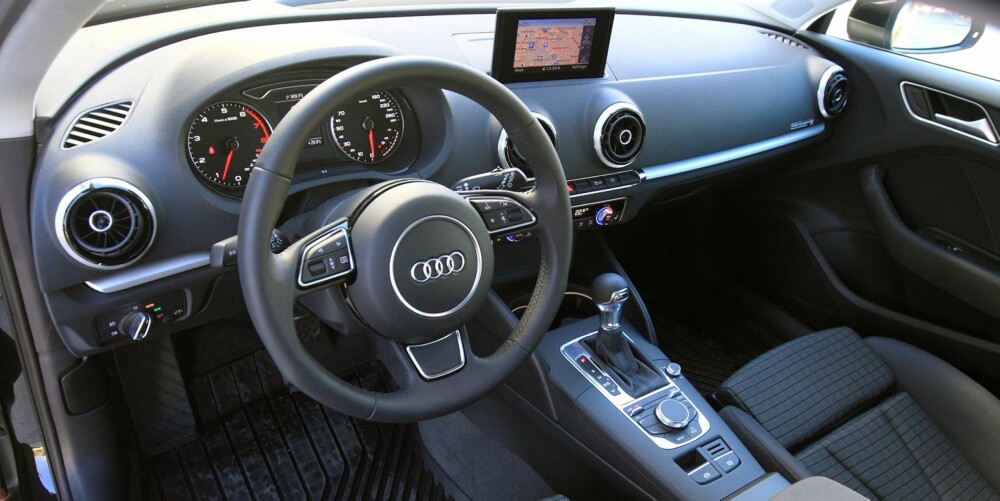 PÅKOSTET: Vi synes Audi A3 har det beste interiøret blant de kompakte premiumbilene. Stilen er ganske minimalistisk, mens kvalitetsfølelsen er høy. FOTO: Egil Nordlien, HM Foto PÅKOSTET: Vi synes Audi A3 har det beste interiøret blant de kompakte premiumbilene. Stilen er ganske minimalistisk, mens kvalitetsfølelsen er høy. FOTO: Egil Nordlien, HM Foto