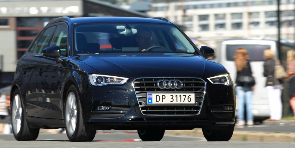 BEST FORFRA: I fronten har Audi A3 Sportback skarpe og småaggressive linjer som sladrer om at dette er en sportslig bil, også med liten motor. FOTO: Egil Nordlien, HM Foto BEST FORFRA: I fronten har Audi A3 Sportback skarpe og småaggressive linjer som sladrer om at dette er en sportslig bil, også med liten motor. FOTO: Egil Nordlien, HM Foto
