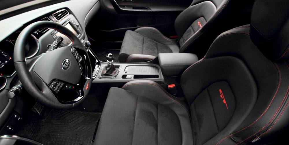 RECARO: I Kia Pro_Cee'd GT er full utstyrspakke inkludert. Den omfatter blant annet sportsseter fra Recaro. De er like fine å se på som å sitte i. Sittestillingen er litt høy til å være i en sportslig bil. FOTO: Egil Nordlien, HM Foto RECARO: I Kia Pro_Cee'd GT er full utstyrspakke inkludert. Den omfatter blant annet sportsseter fra Recaro. De er like fine å se på som å sitte i. Sittestillingen er litt høy til å være i en sportslig bil. FOTO: Egil Nordlien, HM Foto