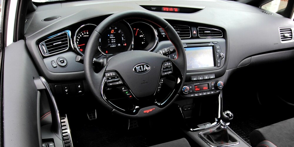 MODERNE: Kia Pro_Cee'd Gt har stor naviskjerm og LCD-display med mulighet til å bytte grafikk. Rattet har veldig mange knapper, men instrumentene er enkle å bruke. FOTO: Egil Nordlien, HM Foto MODERNE: Kia Pro_Cee'd Gt har stor naviskjerm og LCD-display med mulighet til å bytte grafikk. Rattet har veldig mange knapper, men instrumentene er enkle å bruke. FOTO: Egil Nordlien, HM Foto