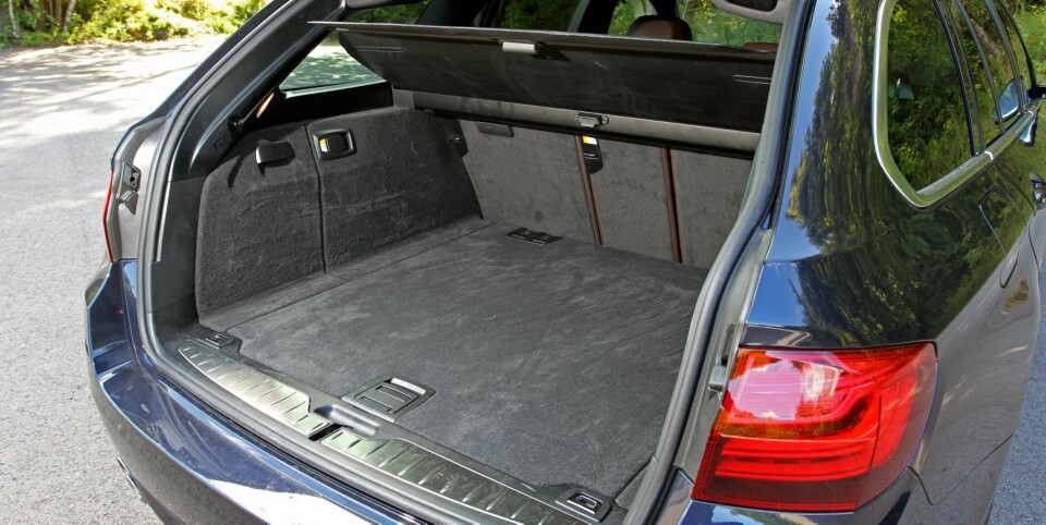 SMALNER AV: Fallende taklinje og skrå bakluke begrenser plassen noe helt bakerst. FOTO: Petter Handeland