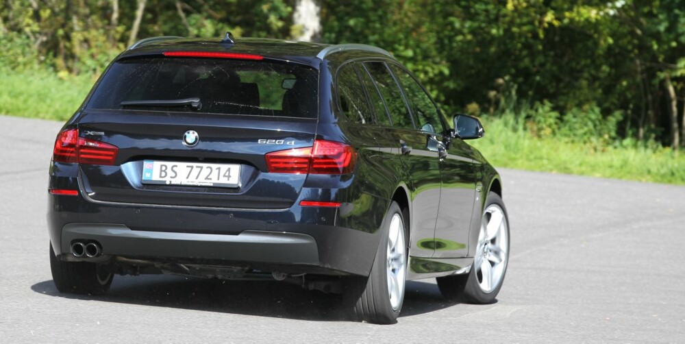 TUNGVEKTER: Med fører veier en BMW 520d xDrive Touring over 1,9 tonn. Den skjuler vekten imponerende godt og stikker inn i svingene som om den var en langt lettere kompaktbil. FOTO: Petter Handeland TUNGVEKTER: Med fører veier en BMW 520d xDrive Touring over 1,9 tonn. Den skjuler vekten imponerende godt og stikker inn i svingene som om den var en langt lettere kompaktbil. FOTO: Petter Handeland
