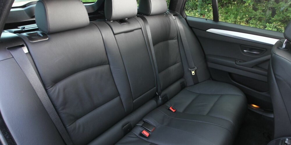 BEST FOR TO: BMW 5-serie Touring har ganske sjenerøse mål innvendig - det er for eksempel lite som skiller den og en Volvo V70. Baksetet er imidlertid formet for at to skal sitte best mulig, ikke tre. FOTO: Petter Handeland BEST FOR TO: BMW 5-serie Touring har ganske sjenerøse mål innvendig - det er for eksempel lite som skiller den og en Volvo V70. Baksetet er imidlertid formet for at to skal sitte best mulig, ikke tre. FOTO: Petter Handeland