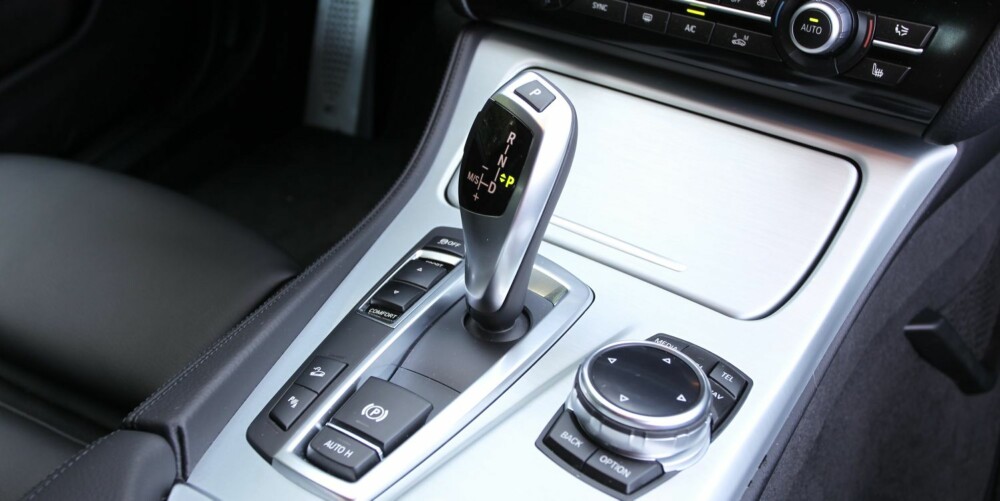 GODBIT: Automatgiret til BMW er et av de beste på markedet. Med åtte trinn sørger det for at motoren alltid yter sitt beste, enten målet er best mulig økonomi eller maksytelser. FOTO: Petter Handeland GODBIT: Automatgiret til BMW er et av de beste på markedet. Med åtte trinn sørger det for at motoren alltid yter sitt beste, enten målet er best mulig økonomi eller maksytelser. FOTO: Petter Handeland