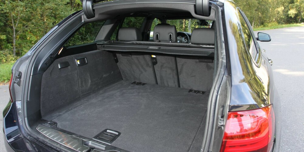 TILSTREKKELIG: Det er god lengde på bagasjerommet. 560 liter er langt etter Mercedes E-klasse, men holder trolig for de fleste ferieturer. FOTO: Petter Handeland TILSTREKKELIG: Det er god lengde på bagasjerommet. 560 liter er langt etter Mercedes E-klasse, men holder trolig for de fleste ferieturer. FOTO: Petter Handeland