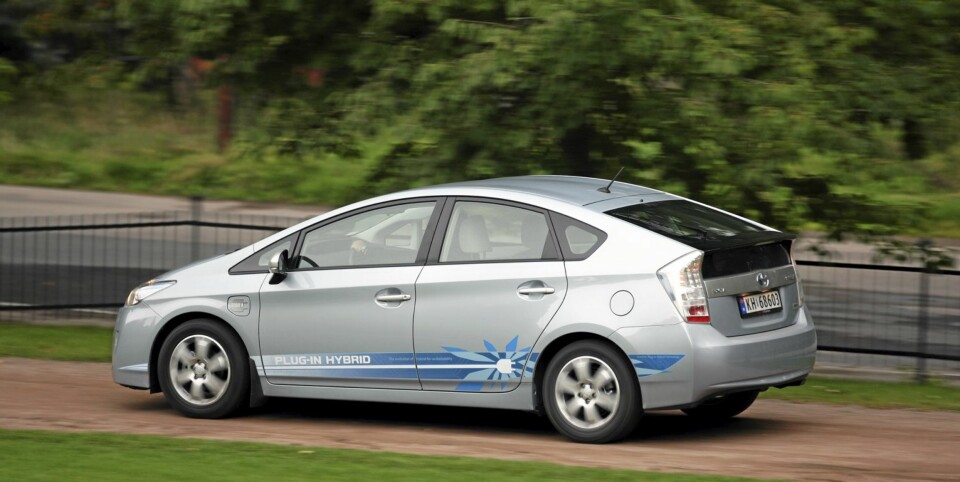 IKKE SPENNENDE: Prius er ingen morsom bil å ratte, men den har ryddige kjøreegenskaper.