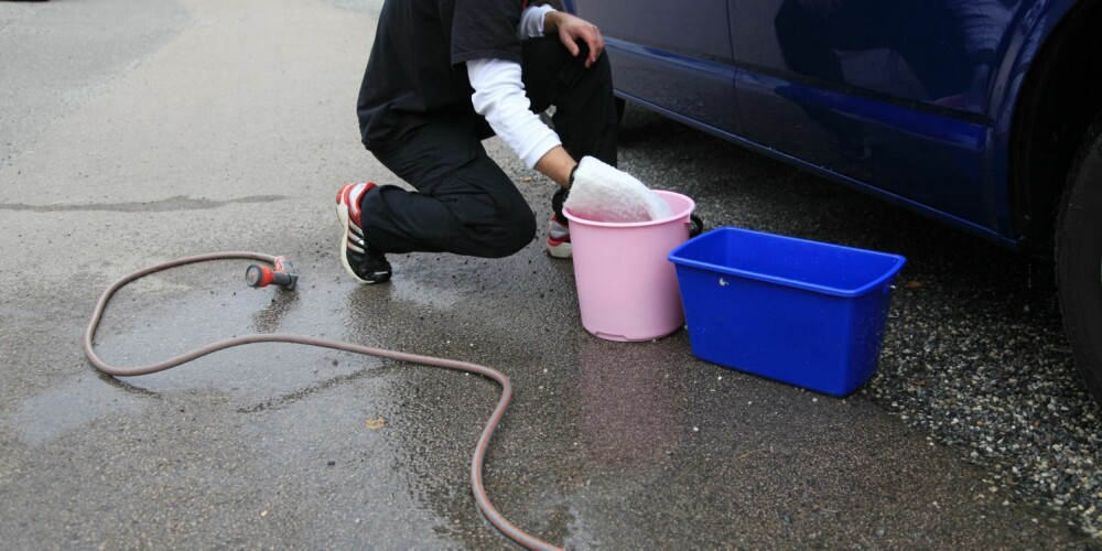 DOBBEL: Om du ikke har spesialbøtte, bruker du alltid to bøtter til bilvasken. En til såpevannet, den andre til å skylle med. FOTO: Terje Haugen