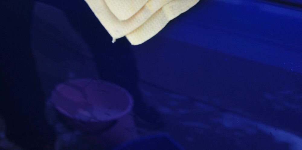 GENERELT: Generelle vaskemerker og striper som bare synes ved spesielle vinkler, får du kjappest bort ved å bruke en mild rubbing som er laget for å takle klarlakk. FOTO: Terje Haugen