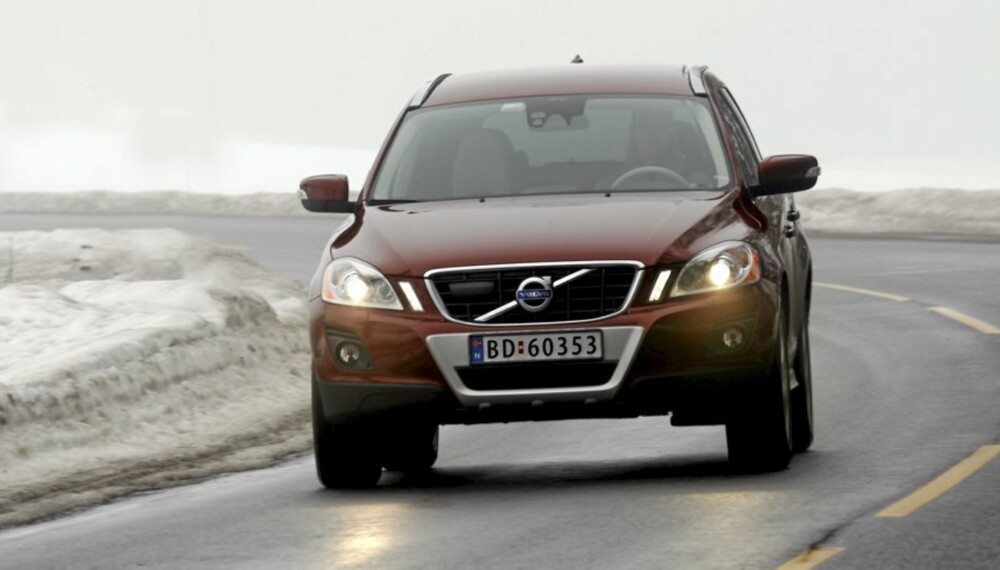 CROSSOVER: XC60 er en av de mer vellykkede kompakt-SUV-ene. Bilen har frekke linjer med en coupèaktig silhuett, og minner fra siden mer om en litt høyreist crossover enn en tradisjonell kompakt-SUV. CROSSOVER: XC60 er en av de mer vellykkede kompakt-SUV-ene. Bilen har frekke linjer med en coupèaktig silhuett, og minner fra siden mer om en litt høyreist crossover enn en tradisjonell kompakt-SUV.
