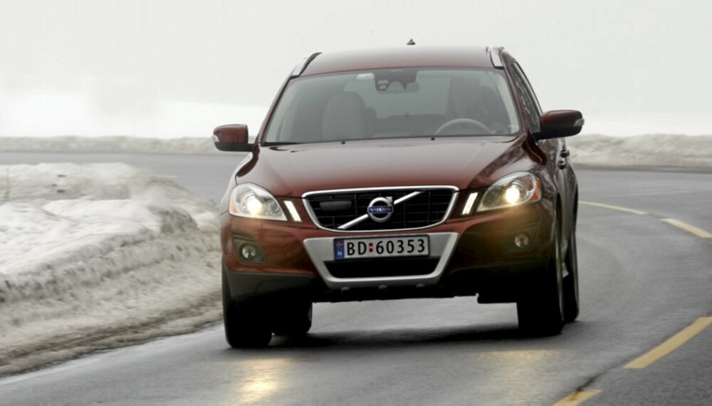 CROSSOVER: XC60 er en av de mer vellykkede kompakt-SUV-ene. Bilen har frekke linjer med en coupèaktig silhuett, og minner fra siden mer om en litt høyreist crossover enn en tradisjonell kompakt-SUV.