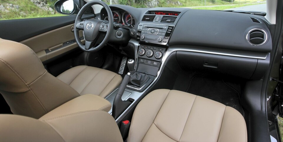 MYE UTSTYR: Du skal lete en stund for å finne en sammenlignbar bil med like mye utstyr til samme pris. Men de elektrisk regulerbare skinnsetene er ikke standard, de koster 10.000 kroner ekstra.