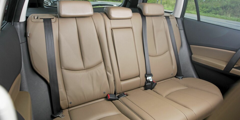 GOD PLASS: Baksetet er bredt, og det skorter heller ikke på beinplass. Her går det fint å få plass til bakvendte barneseter.